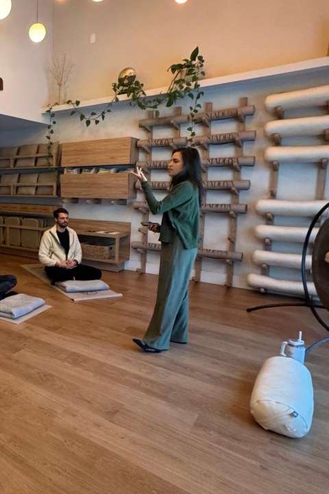 Emilia Ayres conduzindo aula de Breathwork no Madhya