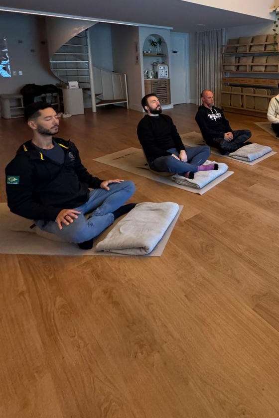 Alunos praticando Breathwork em meditação sentada no studio Madhya